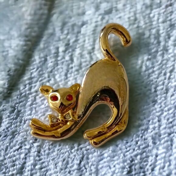 Vintage Stretching Cat Brooch Pin Liquid Gold Tone Red Rhinestone Eyes Sassy - Picture 9 of 14